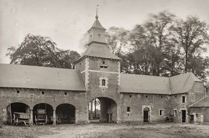 Fichier:Château-ferme de la Sarte .jpg