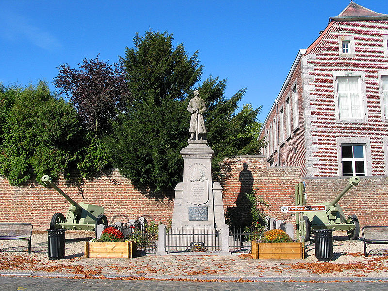 Fichier:Mémorial dédié aux victimes militaires etr civiles de la seconde guerre mondiale.jpg