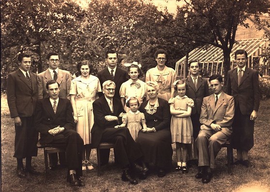 Fichier:Reginster-Henkimbrant photo famille.jpg