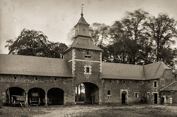 Fichier:Châtau-ferme de la Sarte.jpg
