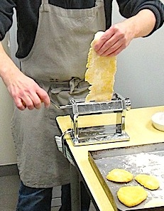 Fichier:Atelier cuisine CCE raviolis01.jpg