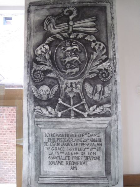 Fichier:Abbaye de la Paix-Dieu, pierre tombale.JPG