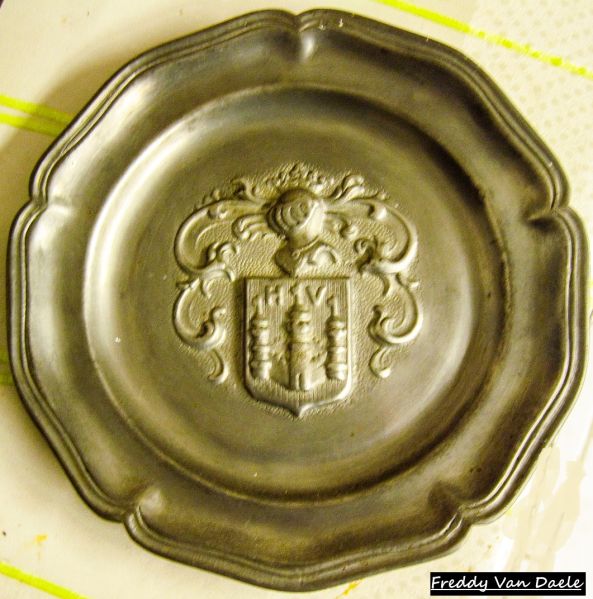 Fichier:Assiette "Ville de Huy" des Potstainiers hutois.jpg