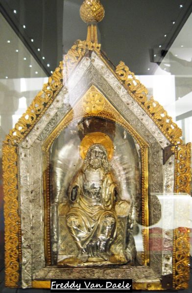 Fichier:Châsse St Domitien pignon AR .jpg