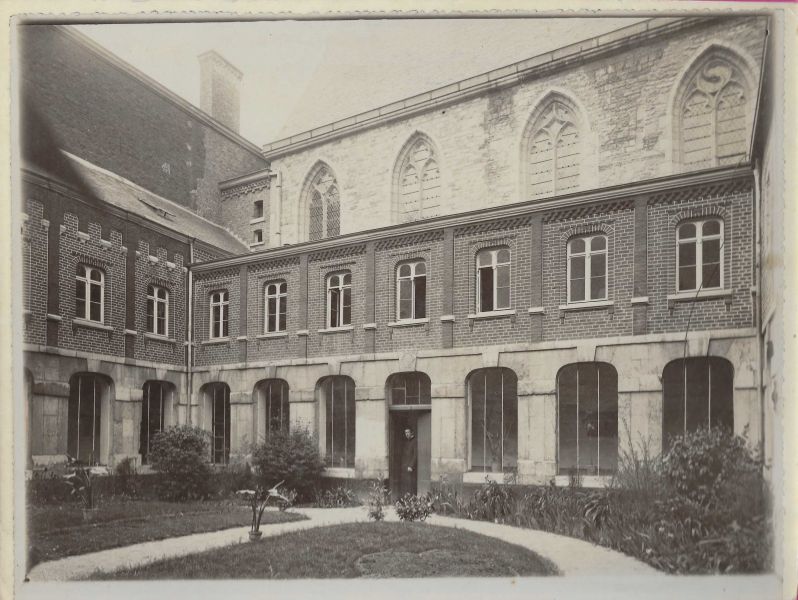 Fichier:Cloître Saint-Quirin de Huy.jpg