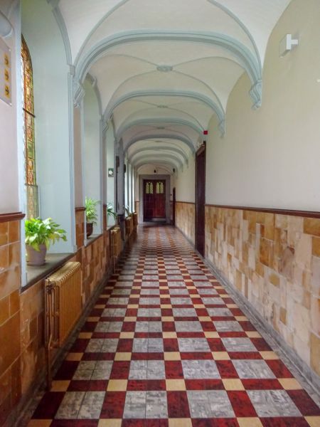 Fichier:Cloître de la chapelle St-Quirin à Huy.jpg