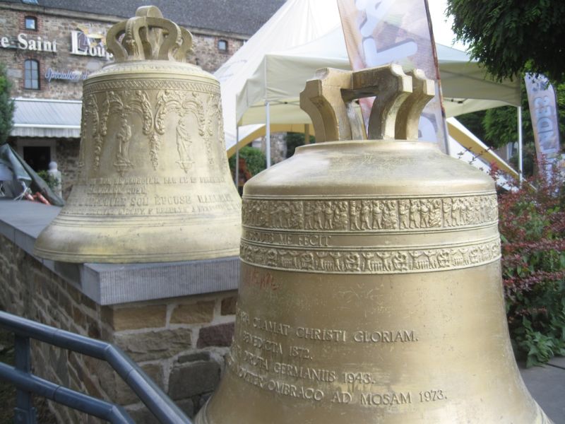 Fichier:Cloches de l'église d'Ombret.JPG