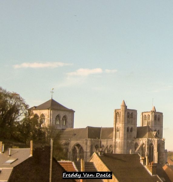 Fichier:Collégiale ogivale de Huy.jpg