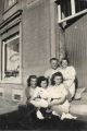 ...accroupies de gauche à droite : Georgette Lejeune, Mariette Hecq et Marie-Louise Graindorge