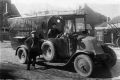 A Tinlot, camionnette de livraison du réseau des coopératives.Chauffeur : Eli Xhenseval d'Ouffet époux de Bertha Ronval