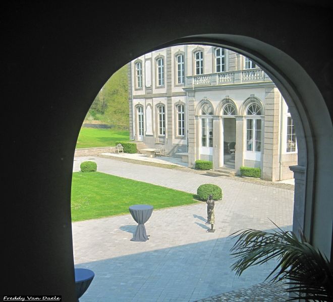 Fichier:Cour du château de Vierset.JPG