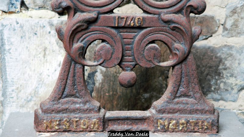 Fichier:Croix tombale en fonte.jpg
