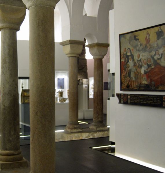 Fichier:Crypte de Huy.JPG