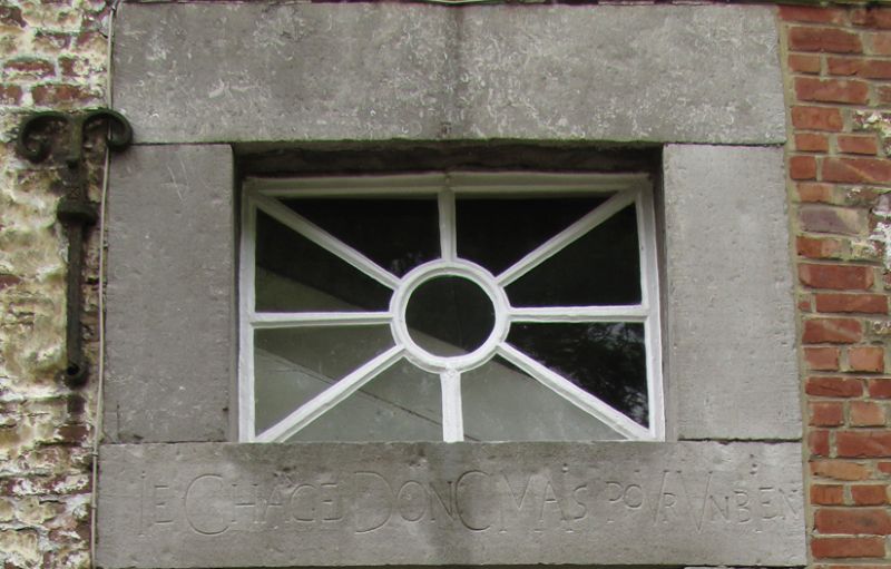 Fichier:Détail d'un chronogramme de porte.jpg