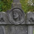 La tête de Christ sur la tombe de ses parents