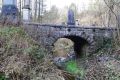 Le pont de Nesson enjambe le ruisseau et supporte le chemin privé sur la propriété des barons de Jenneret
