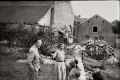 Derrière la ferme, le propriétaire Charles HUWART et son épouse. Photo de 1950.