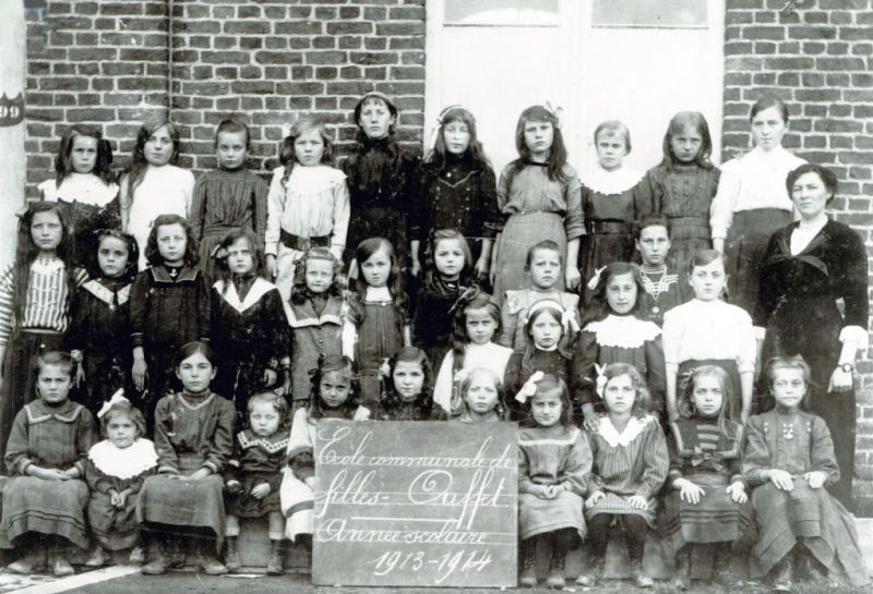 Fichier:Eco Com filles 05.71.jpg