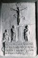 Dalle funéraire en pierre, crucifix, la Vierge et Saint-Jean, 1615