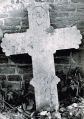 Croix funéraire ancien cimetière, IHS et cœur. Ici git le Rnd. Mathias Dechamps curé d'Ouffet décédé en juin 1772