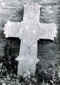 Croix funéraire ancien cimetière, IHS et cœur. Ici git le Rnd. Laque Leruse chanoine d'Ouffet décédé le 3 novembre 1788