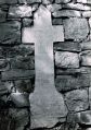 Croix funéraire ancien cimetière, IHS, Ci repose honaite - Mra Anna et vertueux Jean Goffin qui trépasa lan 1621 dapril le 22, suivi de deux blasons sous heaume