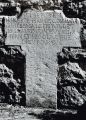Croix funéraire ancien cimetière, IHS et cœur, Ici repose honeste Iean de Comblen qui tepasa le , de juillet 1639 avec ses deux fils Iean et Nicolas prie Dieu pour eux