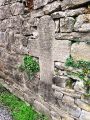 Croix encastrée dans le mur du jardin voisin derrière le nouveau bâtiment _ Texte non déchiffré _ 18/10/2026