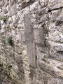 Croix encastrée dans le mur du jardin voisin derrière le nouveau bâtiment _ Texte non déchiffré _ 18/10/2026
