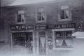 ...la façade du café et épicerie...