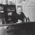 Roger GERDAY derrière son comptoir