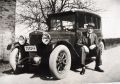 Edouard Minet-Henrard pose devant sa voiture Fiat en 1935