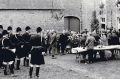 La chasse chez Paul van den BULCKE à Ellemelle. Photo début 1960 devant la maison d’Ernest FROIDEBISE garde-chasse né le 24/1/1920 à Tavier (fils de Nicolas Désiré époux de Juliette Augustine Lambertine JARBINET), au fond la grange de la ferme DEGLIN rue de Verlée à Tultay. Vu l'évènement, on remarque la présence de l’instituteur Alphonse RIKIR et ses élèves.