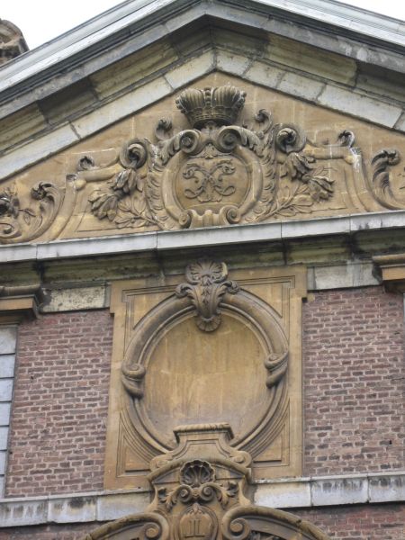 Fichier:Façade arrière du Château de La Neuville sous Huy.JPG
