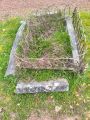 G34 Non identifié Assise en béton et pose d'une dalle de pierre bleue, bordures irréc.[2]