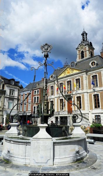 Fichier:Grand'place de Huy.JPG