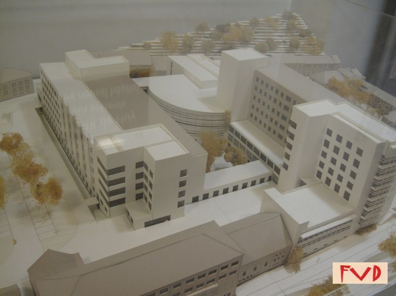 Fichier:Hôpital moderne Reine Astrid à Huy.JPG