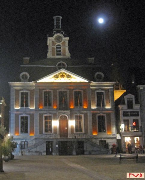 Fichier:Hôtel de Ville de Huy.jpg