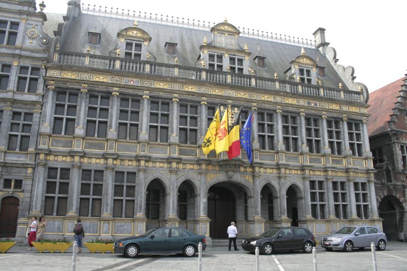 Fichier:Halle aux Draps de Tournai.JPG.jpg