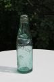 Une bouteille de soda avec la bille en guise de bouchon