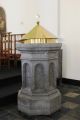 Les fonts baptismaux originaux ont "disparus" sous l'apostolat du curé Gilles STRAETMANS. Ceci est l'ancien support de la chaire de vérité dont Carl LECOCQ a gratuitement évidé le dessus. Le couvercle a été offert par le docteur Paul STASSE