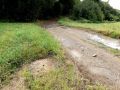 ... à l'avant-plan à gauche, la taque sur la conduite d'eau