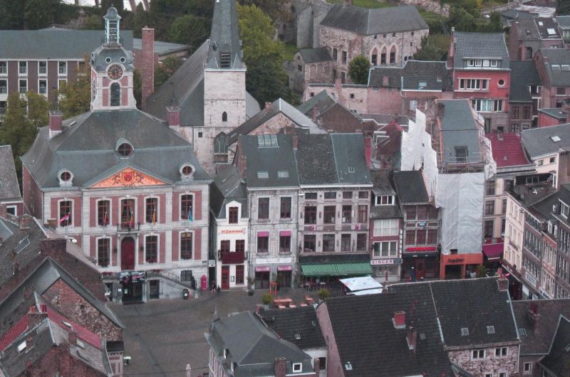 Fichier:La Grand'Place de Huy.JPG