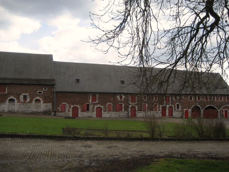 Fichier:Les écuries du Val-Notre-Dame.JPG