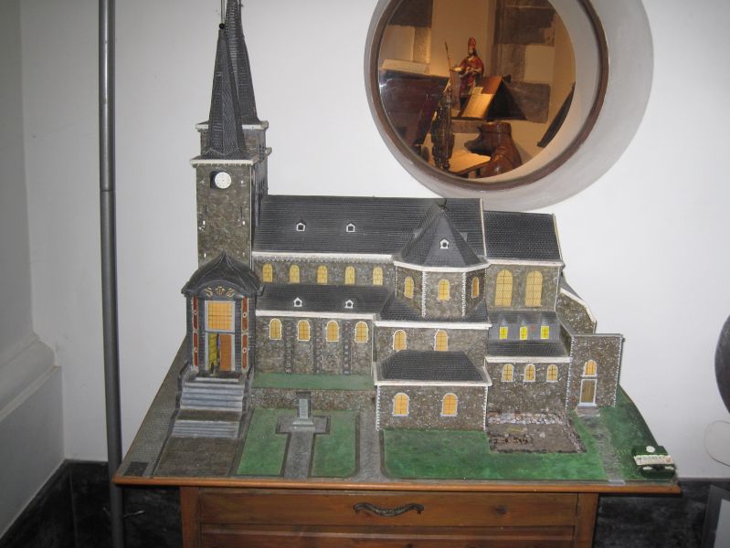 Fichier:Maquette de l'église d'Amay.JPG