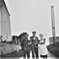 A droite en arrière plan, le toit de la grange, +/- 1930 De g. à d. Gustave Beaumont ? Emile Pêtre et Marie Genot