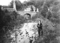 Un certain Edouard Closset en 1905 devant le Pont de Nesson