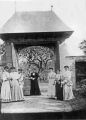 La porte cochère intégrée au mur sud depuis le parc du château en 1903 au temps de la baronne Sophie de VIVARIO