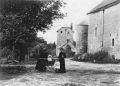 Le chemin devant la ferme et la tour en 1903 au temps de la baronne Sophie de VIVARIO