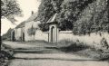 Le mur d'enceinte sud du château et la ferme le long du chemin descendant sur Néblon le Moulin